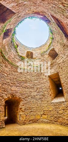 La vue panoramique du ciel nuageux depuis la tour ruinée de la Citadelle de la forteresse d'Akkerman, Bilhorod-Dnistrovskyi, Ukraine Banque D'Images