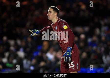 Peterborough, Royaume-Uni. 16th févr. 2022. Steven Benda, gardien de but de Peterborough, a Uni ses actions pendant le match. Match de championnat EFL Skybet, Peterborough Utd v Reading au Weston Homes Stadium de Peterborough, le mercredi 16th février 2022. Cette image ne peut être utilisée qu'à des fins éditoriales. Utilisation éditoriale uniquement, licence requise pour une utilisation commerciale. Aucune utilisation dans les Paris, les jeux ou les publications d'un seul club/ligue/joueur. photo par Steffan Bowen/Andrew Orchard sports photographie/Alay Live news crédit: Andrew Orchard sports photographie/Alay Live News Banque D'Images