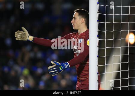 Peterborough, Royaume-Uni. 16th févr. 2022. Steven Benda, gardien de but de Peterborough, a Uni ses actions pendant le match. Match de championnat EFL Skybet, Peterborough Utd v Reading au Weston Homes Stadium de Peterborough, le mercredi 16th février 2022. Cette image ne peut être utilisée qu'à des fins éditoriales. Utilisation éditoriale uniquement, licence requise pour une utilisation commerciale. Aucune utilisation dans les Paris, les jeux ou les publications d'un seul club/ligue/joueur. photo par Steffan Bowen/Andrew Orchard sports photographie/Alay Live news crédit: Andrew Orchard sports photographie/Alay Live News Banque D'Images