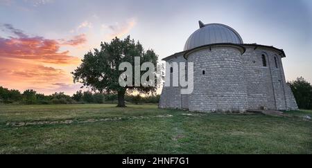 Observatoire TiCan, près de Visnjan en Istrie, Croatie en début de matinée, lever du soleil. Banque D'Images