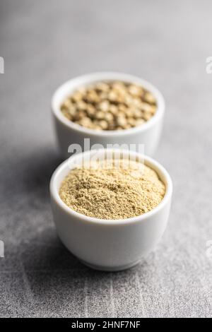 Poivre blanc moulu et épice de poivre entier dans un bol. Banque D'Images