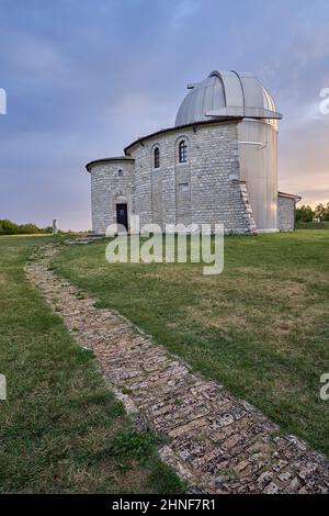 Observatoire TiCan, près de Visnjan en Istrie, Croatie en début de matinée, lever du soleil. Banque D'Images