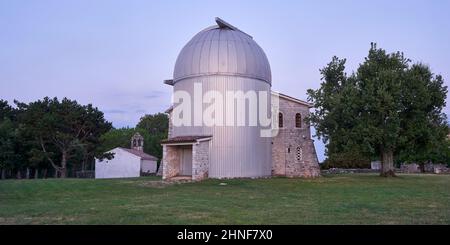 Observatoire TiCan, près de Visnjan en Istrie, Croatie en début de matinée, lever du soleil. Banque D'Images