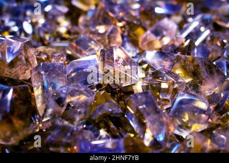 Cristaux de pierre de quartz sur plaque polie plein cadre de texture de pierres précieuses colorées. Pierres minérales naturelles gros plan Banque D'Images