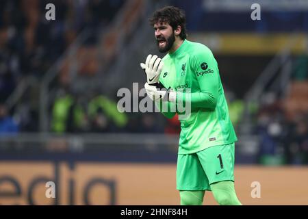 Milan, Italie . 16 février 2022, Alisson Becker de Liverpool FC Yells pendant le tour de la Ligue des champions de l'UEFA de 16 première jambe de match entre le FC Internazionale et le FC Liverpool au Stadio Giuseppe Meazza le 16 février 2022 à Milan, Italie . Banque D'Images