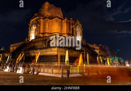 Chiang Mai, Thaïlande. 16th févr. 2022. Des moines bouddhistes thaïlandais tenant des bougies allumées marchent dans un cercle procession autour de la pagode pour marquer le jour de Makha Bucha au Temple Wat Chedi Luang.Makha Bucha, Un jour de l'Assemblée quadruple est l'un des jours les plus saints bouddhistes célébrés sur la pleine nuit de lune du troisième mois lunaire pour commémorer le jour que le Seigneur Bouddha a donné le premier sermon sur l'essence du bouddhisme à ses disciples de moine ordonnés de 1 250 spontanément rassemblés sans an rendez-vous. Crédit : SOPA Images Limited/Alamy Live News Banque D'Images