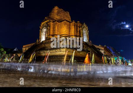 Chiang Mai, Thaïlande. 16th févr. 2022. Les thaïlandais qui tiennent des fleurs et des bougies allumées pour les prières marchent dans un cercle procession autour de la pagode pour marquer le jour de Makha Bucha au Temple Wat Chedi Luang.Makha Bucha, Un jour de l'Assemblée quadruple est l'un des jours les plus saints bouddhistes célébrés sur la pleine nuit de lune du troisième mois lunaire pour commémorer le jour que le Seigneur Bouddha a donné le premier sermon sur l'essence du bouddhisme à ses disciples de moine ordonnés de 1 250 spontanément rassemblés sans an rendez-vous. Crédit : SOPA Images Limited/Alamy Live News Banque D'Images