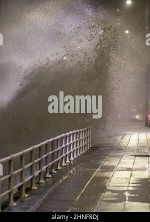 Aberystwyth, Ceredigion, pays de Galles, Royaume-Uni. 16th février 2022 Royaume-Uni Météo: Une nuit venteuse à Aberystwyth, comme la tempête Dudley se combine avec une marée haute, amenant les mers rugueuses s'écrasant contre la promenade. © Ian Jones/Alamy Live News Banque D'Images