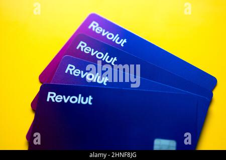 Pile de nouvelles cartes de débit Visa Revolut placées sur un fond vibrant. Mise au point sélective. Stafford, Royaume-Uni, 16 février 2022. Banque D'Images