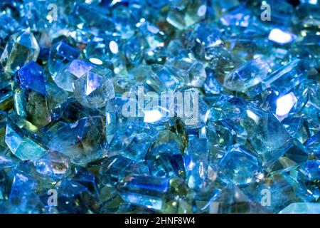 Cristaux de pierre de quartz sur plaque polie plein cadre de texture de pierres précieuses colorées. Pierres minérales naturelles gros plan Banque D'Images