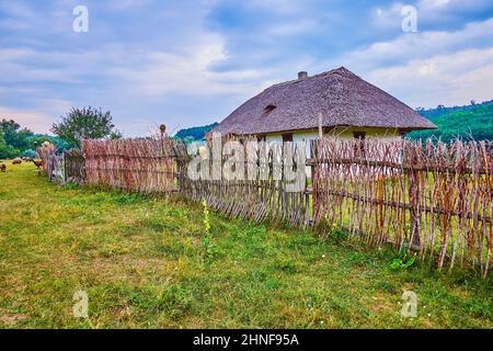 Le village historique de Cossack Sciances avec un stock authentique et des maisons avec des toits de chaume, village de Stetsivka, Ukraine Banque D'Images