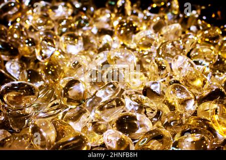 Cristaux de pierre de quartz sur plaque polie plein cadre de texture de pierres précieuses colorées. Pierres minérales naturelles gros plan Banque D'Images