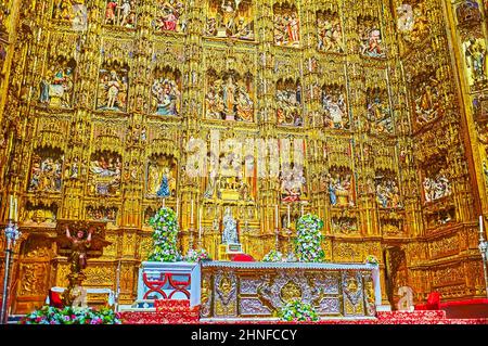 SÉVILLE, ESPAGNE - 29 SEPTEMBRE 2019 : l'autel gothique historique maire (autel principal) de la cathédrale de Séville est décoré avec des ornements et sculpteurs dorés sculptés Banque D'Images