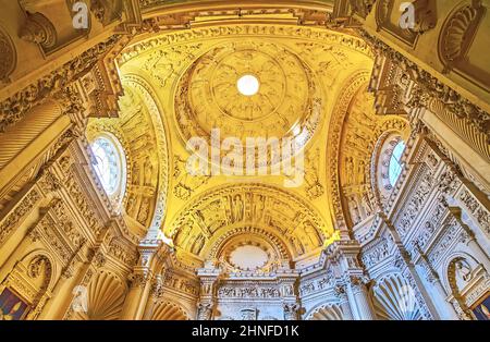 SÉVILLE, ESPAGNE - 29 SEPTEMBRE 2019 : le magnifique dôme sculpté de la Grande Sacristie de la cathédrale de Séville est richement décoré avec des motifs de relief et des éraflures Banque D'Images