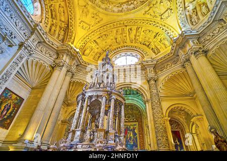 SÉVILLE, ESPAGNE - 29 SEPTEMBRE 2019 : les colonnes sculptées et le plafond de la Sacristie principale de la cathédrale de Séville avec un reliquaire unique au milieu, le sept Banque D'Images