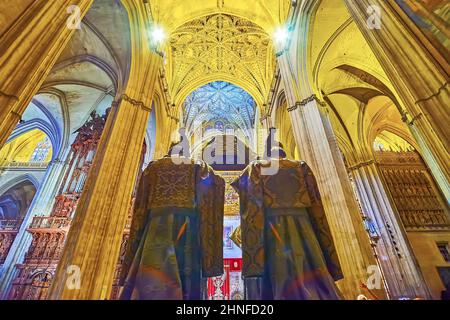 SÉVILLE, ESPAGNE - 29 SEPTEMBRE 2019 : la salle de prière gothique de la cathédrale de Séville avec plafond voûté à côtes, colonnes sculptées et sculptures de Christoph Banque D'Images