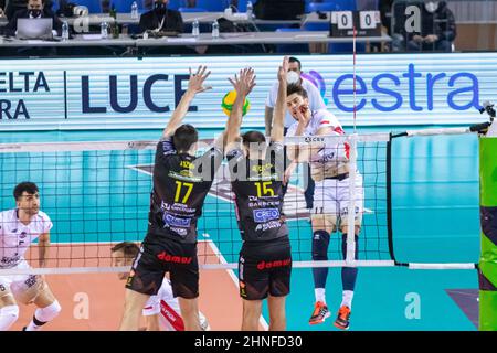 Civitanova Marche, Italie. 16th févr. 2022. Spike de SLINKA Aleksander, ZAKSA Kedzierzyn Kozle et bloc de Simone Anzani et Luciano de Cecco, Cucine Lube Civitanova pendant Cucine Lube Civitanova vs ZAKSA Kedzierzyn Kozle, CEV Champions League match de volley-ball à Civitanova Marche, Italie, février 16 2022 crédit photo Alamy Live Agency Banque D'Images