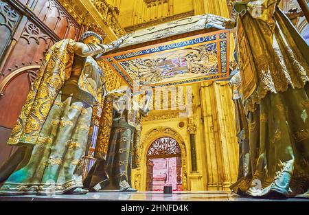 SÉVILLE, ESPAGNE - 29 SEPTEMBRE 2019 : le revers du tombeau de Christophe Colomb est décoré de armoiries et d'inscriptions espagnoles, Cathed de Séville Banque D'Images