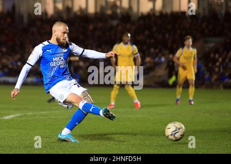 Peterborough, Royaume-Uni. 16th févr. 2022. Joe Ward, de Peterborough United, prend un coup de feu au but. Match de championnat EFL Skybet, Peterborough Utd v Reading au Weston Homes Stadium de Peterborough, le mercredi 16th février 2022. Cette image ne peut être utilisée qu'à des fins éditoriales. Utilisation éditoriale uniquement, licence requise pour une utilisation commerciale. Aucune utilisation dans les Paris, les jeux ou les publications d'un seul club/ligue/joueur. photo par Steffan Bowen/Andrew Orchard sports photographie/Alay Live news crédit: Andrew Orchard sports photographie/Alay Live News Banque D'Images