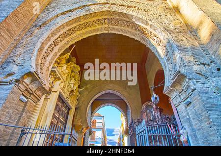 La proximité de l'arche en fer à cheval de la porte médiévale du pardon (Puerta del Perdon) de la cathédrale de Séville, Espagne Banque D'Images