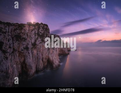 Phare sur le sommet de la montagne à la nuit étoilée en été Banque D'Images