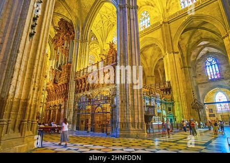 SÉVILLE, ESPAGNE - 29 SEPTEMBRE 2019 : explorez la salle de prière gothique médiévale de la cathédrale de Séville avec orgue sculpté orné et différentes chapelles, sur se Banque D'Images