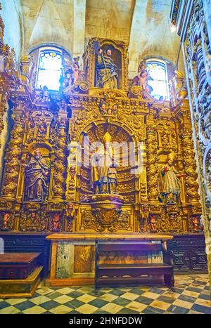 SÉVILLE, ESPAGNE - 29 SEPTEMBRE 2019 : l'exceptionnel retable doré sculpté de la chapelle Capilla de San Leandro de la cathédrale de Séville avec des sculptures, sculptées p Banque D'Images