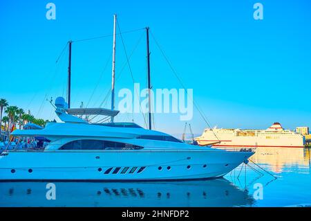Le paysage marin avec des yachts modernes et des paquebots de croisière, amarrés dans le port de Malaga, Espagne Banque D'Images