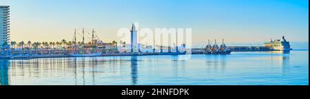 Panorama du port de Malaga avec les eaux azur de la mer Méditerranée et Muelle Uno quai avec le phare de la Farola, yachts amarrés et paquebot de croisière, Malaga, Banque D'Images