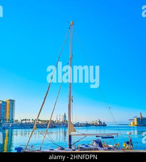 Vue sur le port de Malaga et le phare de la Farola à travers la voile du yacht, Espagne Banque D'Images