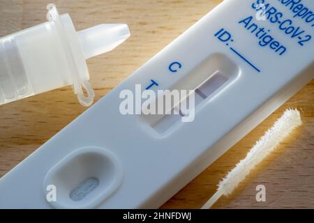 Postiver Corona Antigen-Schnelltest, Laientest, Selbsttest, zum Nachweis von SARS-CoV-2 Infektion, Testergebnis positiv, Banque D'Images