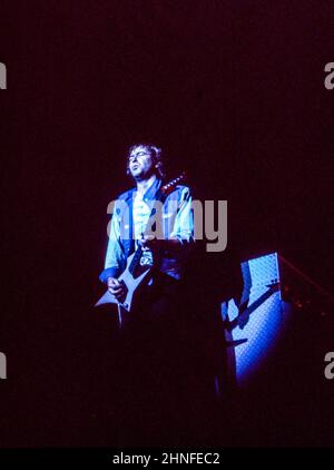Le guitariste Mick Jones du groupe anglo-américain étranger se présentant à Wembley Arena, Londres, en 1982. Banque D'Images