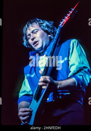 Le guitariste Mick Jones du groupe anglo-américain étranger se présentant à Wembley Arena, Londres, en 1982. Banque D'Images