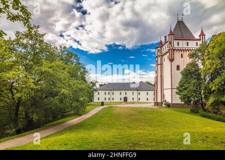 Château blanc et tour blanche dans la ville de Hradec nad Moravici, République tchèque, Europe. Banque D'Images