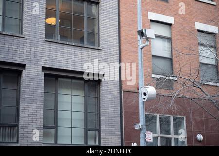 New York, New York, États-Unis. 15th févr. 2022. 15 février 2022 New York, États-Unis : une caméra de vitesse de zone scolaire surveille une rue latérale de Midtown. Les mesures automatisées d'application de la loi sur la circulation à New York permettent la mise en place de radars dans un rayon d'un quart de mille de toute école et expédieront un billet de circulation $50 à tout conducteur qui a pris une vitesse de 10 km/h au-dessus de la limite de vitesse de 25 km/h. (Image de crédit : © Taidgh Barron/ZUMA Press Wire) Banque D'Images
