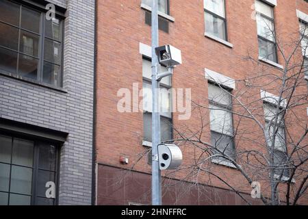New York, New York, États-Unis. 15th févr. 2022. 15 février 2022 New York, États-Unis : une caméra de vitesse de zone scolaire surveille une rue latérale de Midtown. Les mesures automatisées d'application de la loi sur la circulation à New York permettent la mise en place de radars dans un rayon d'un quart de mille de toute école et expédieront un billet de circulation $50 à tout conducteur qui a pris une vitesse de 10 km/h au-dessus de la limite de vitesse de 25 km/h. (Image de crédit : © Taidgh Barron/ZUMA Press Wire) Banque D'Images