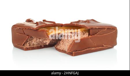 Barre de chocolat cassée avec du caramel étirant isolé sur fond blanc gros plan Banque D'Images