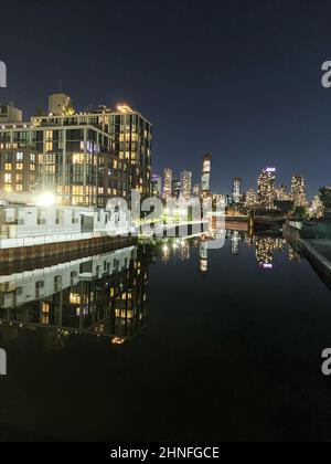 Gratte-ciel, tours dans le centre-ville de Brooklyn vu du canal de Gowanus la nuit Banque D'Images