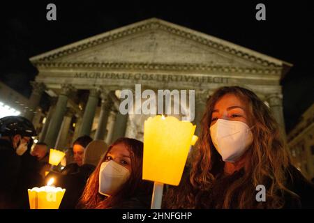 Rome, Italie. 15th févr. 2022. FLASHMOB ''#nowar'' avec une procession aux flambeaux devant le Panthéon de Rome pour la paix en Ukraine (Credit image: © Matteo Nardone/Pacific Press via ZUMA Press Wire) Banque D'Images