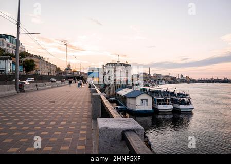 Vue sur Kiev depuis un point d'observation sur le fleuve Dniepr Banque D'Images