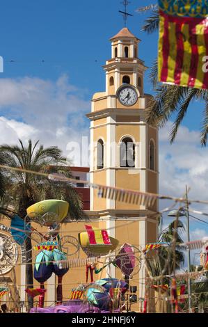 Monument Fallas à côté de la Parròquia de Sant Lluís Bertran dans les festivités de San José à Torrent (Valence, Espagne) Banque D'Images