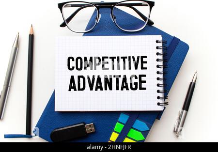 Gros plan sur businessman holding une carte avec texte AVANTAGE CONCURRENTIEL, concept d'entreprise image avec arrière-plan flou Banque D'Images