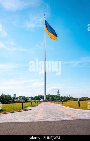 Drapeau national bicolore bleu et jaune de l'ukraine agitant dans le vent contre le ciel Banque D'Images