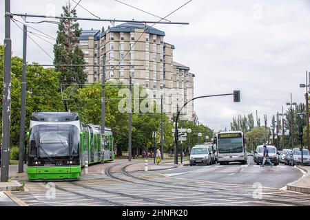 Mobilité dans la ville de Vitoria, tramway et personnes se déplaçant dans la ville en même temps. Banque D'Images