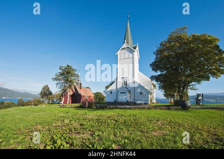 Eglise Kvernes Stave à côté de l'église nouvellement construite, Norvège Banque D'Images