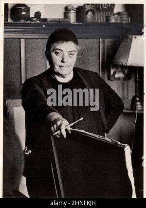 Portrait de l'artiste canadien Emily Carr ca. 1930 dans son studio, Colombie-Britannique, Canada Banque D'Images