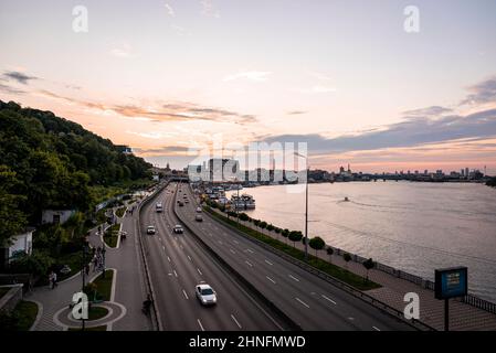 Vue sur Kiev depuis un point d'observation sur le fleuve Dniepr Banque D'Images