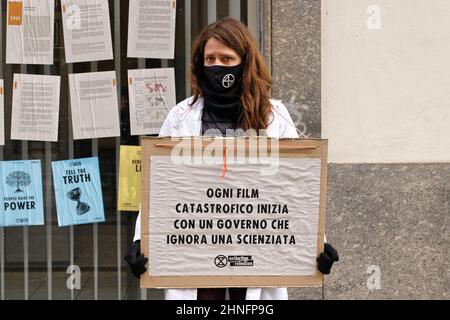 Turin, Italie. 16th févr. 2022. Des militants de la rébellion s'élèvent devant le département de l'Environnement pour dénoncer l'inertie de la région Piémont face à la crise climatique. Credit: MLBARIONA/Alamy Live News Banque D'Images