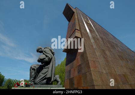 Fleurit à la sculpture d'un soldat au Mémorial soviétique de Treptow, Berlin, Allemagne Banque D'Images