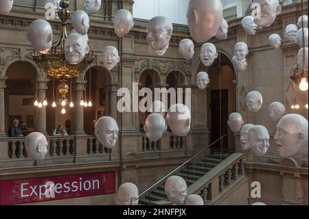 Art moderne, exposition d'art, art, expression, expressionnisme, Têtes humaines en plastique blanc suspendues dans l'espace, Kelvingrove Art Gallery and Museum Banque D'Images